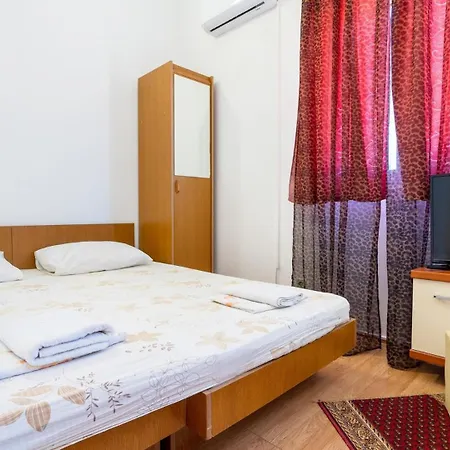 Basic With Garage Parking * Neum