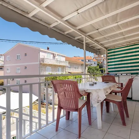 Basic With Garage Parking Neum